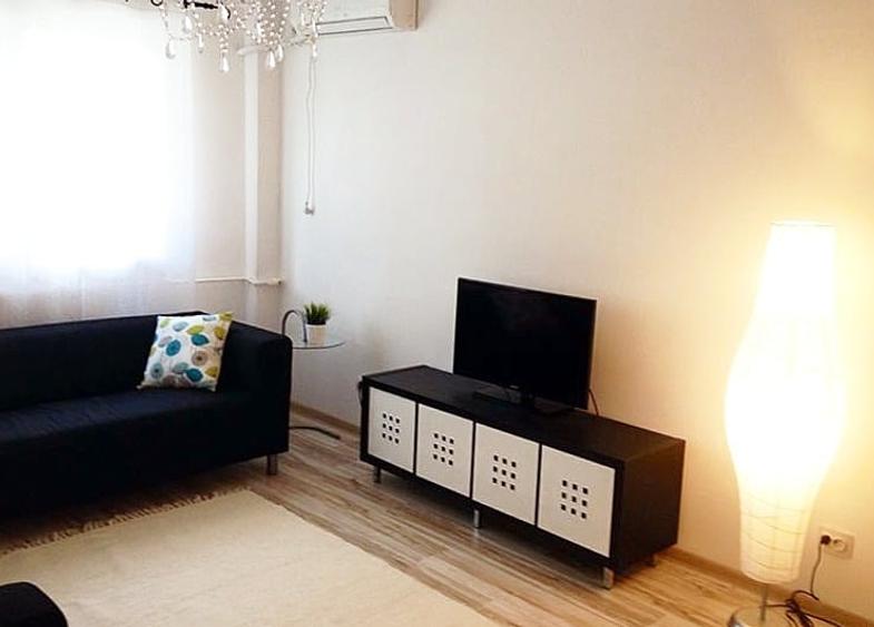 Apartament cu 3 camere semidecomandat în Tineretului