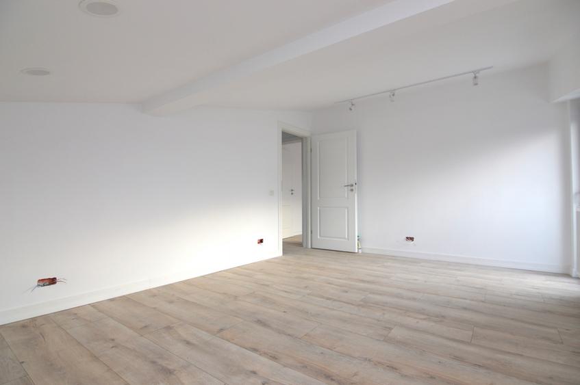 Apartament cu 3 camere semidecomandat în Calea Călărașilor