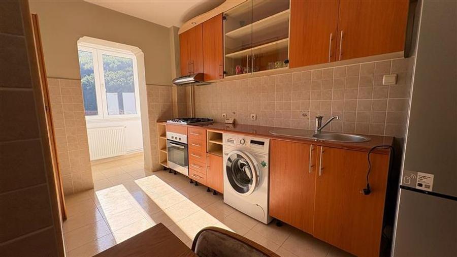Apartament cu 3 camere decomandat, mobilat în Răcădău
