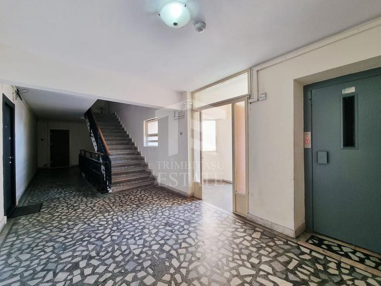 Apartament cu 3 camere decomandat, mobilat în Decebal