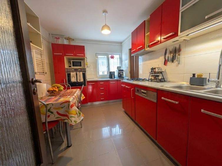 Apartament cu 4 camere decomandat, mobilat în Steaua