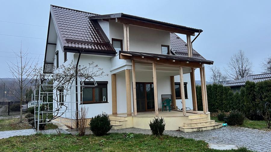 Casă cu 4 camere cu Piscina în Curtea de Argeș