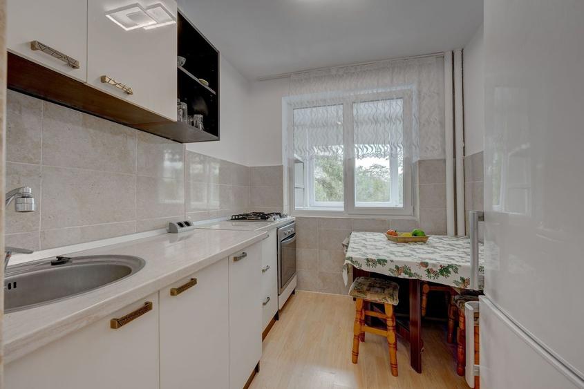 Apartament cu 2 camere semidecomandat, mobilat în Baba Novac