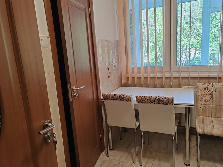 Apartament cu 3 camere semidecomandat, mobilat în Centrul Civic
