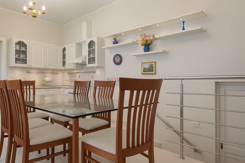 Casă cu 9 camere cu Teren 4500 Mp în Domnești