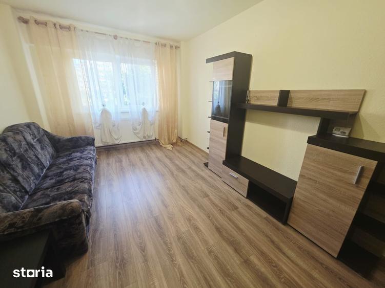 Apartament cu 3 camere decomandat în Tractorul