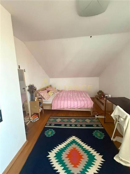 Apartament cu 3 camere semidecomandat în Berceni