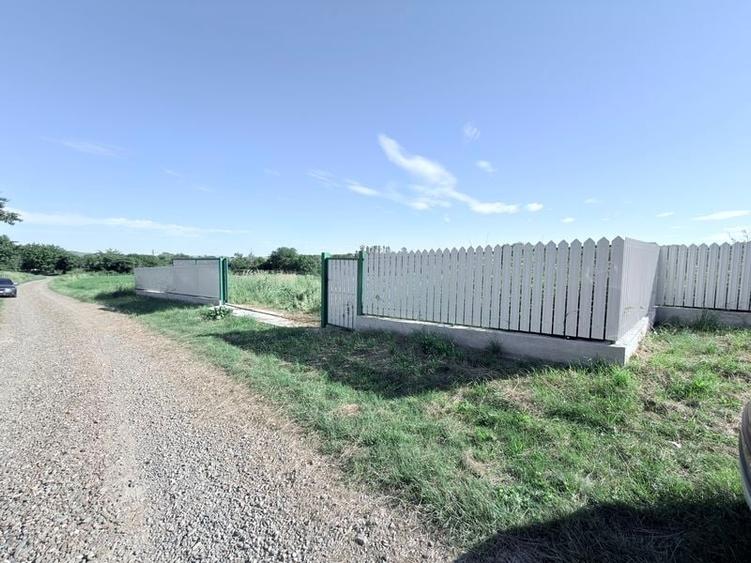 Casă individuală cu 2 camere cu Teren 3600 Mp în Central