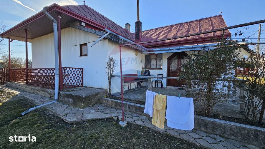Casă cu 3 camere cu Teren 4900 Mp în Central
