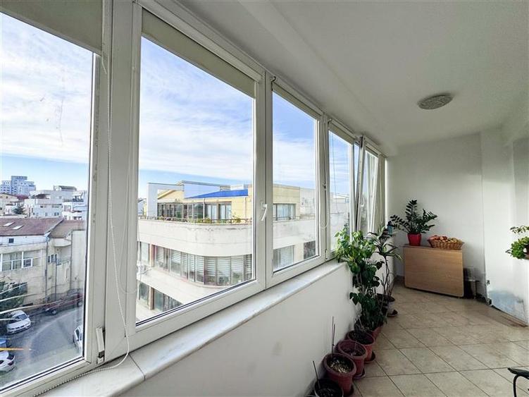 Apartament cu 4 camere semidecomandat, mobilat în Floreasca
