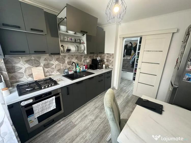 Apartament cu 3 camere semidecomandat în Hipodrom