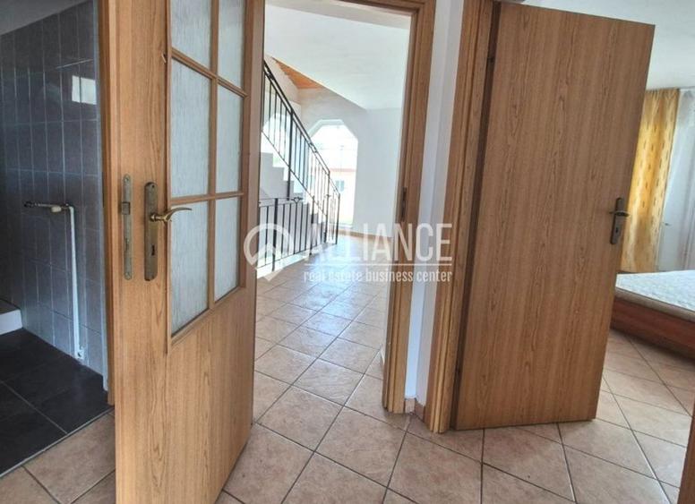 Casă individuală cu 6 camere cu Canalizare în Central