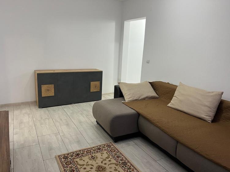 Apartament cu 3 camere semidecomandat în Drumul Taberei