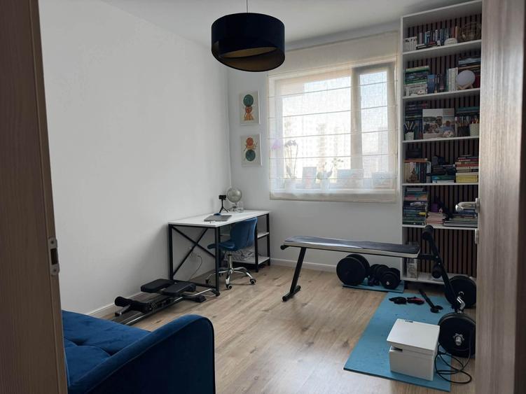 Apartament cu 4 camere semidecomandat în Băneasa