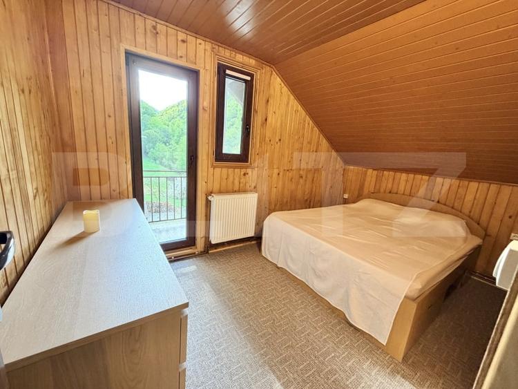 Casă individuală cu 6 camere cu Teren 3000 Mp în Periferie