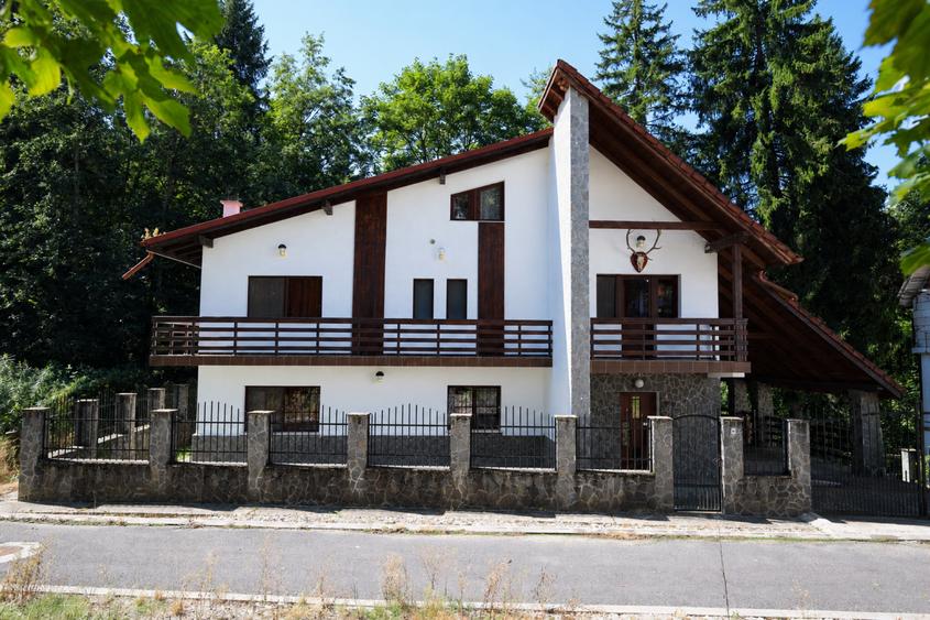 Casă individuală cu 7 camere cu Canalizare în Cioplea