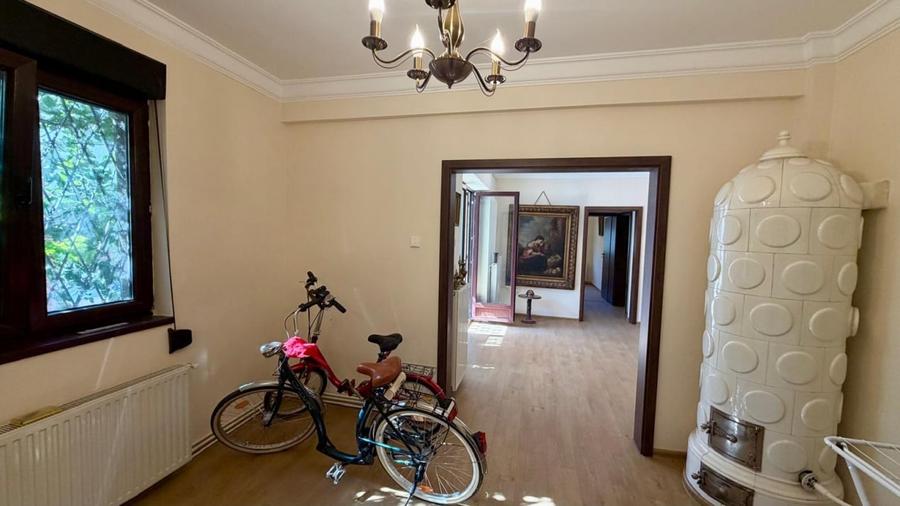 Apartament cu 3 camere semidecomandat în Primăverii