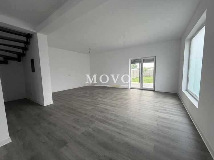 Duplex cu 4 camere cu Canalizare în Utvin