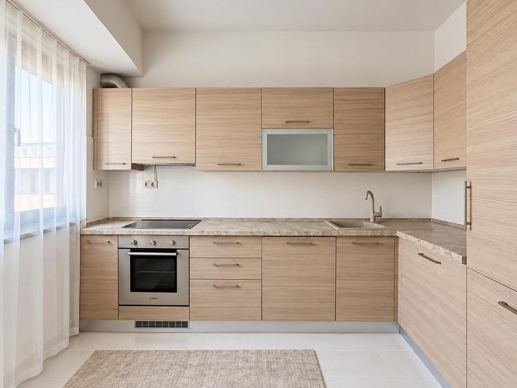 Apartament cu 4 camere semidecomandat, mobilat în Pipera