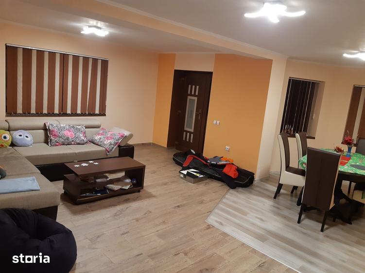 Casă cu 7 camere cu Teren 1702 Mp în Groși