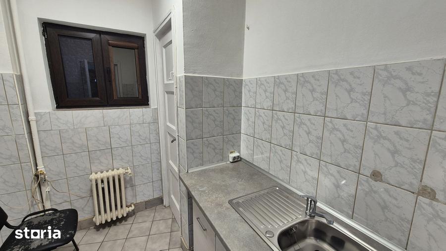 Apartament cu 3 camere decomandat în Romană