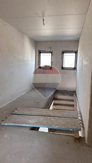 Casă individuală cu 5 camere cu Teren 500 Mp în Central