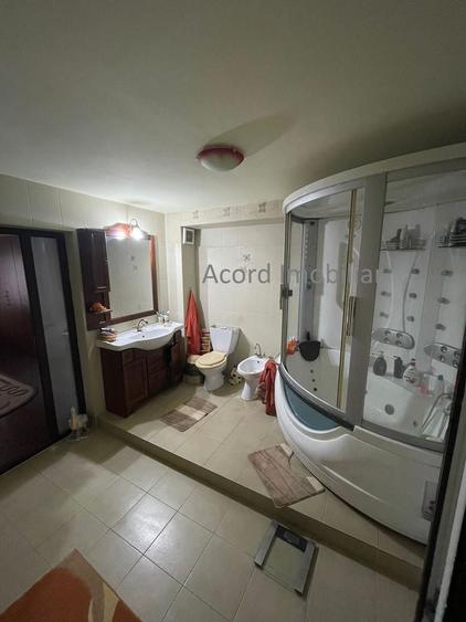 Casă individuală cu 8 camere cu Canalizare în Faleza Nord