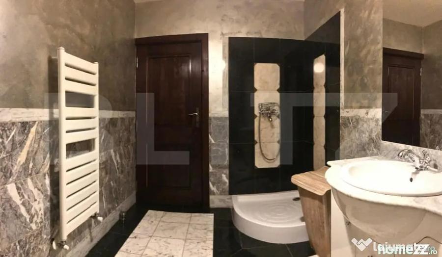 Casă cu 8 camere cu Teren 774 Mp în Central