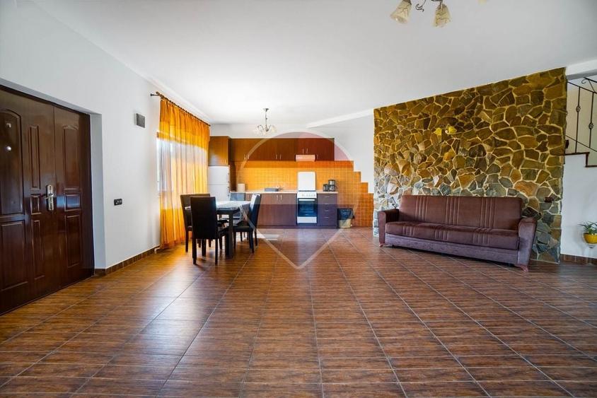 Casă individuală cu 5 camere cu Teren 696 Mp în Vulcan