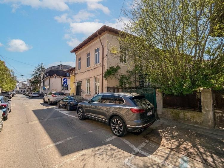 Apartament cu 3 camere semidecomandat, mobilat în Armeneasca