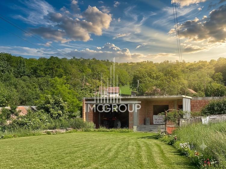 Teren Construcții intravilan de 2330 mp, în Gădălin
