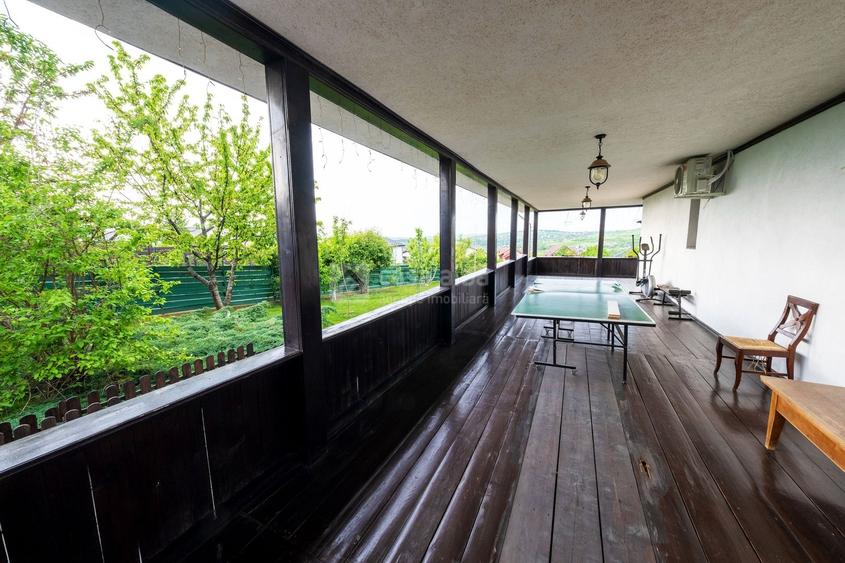Casă individuală cu 7 camere cu Canalizare în Bucium