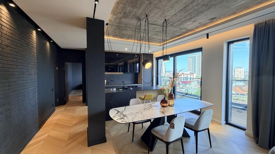 Apartament cu 4 camere semidecomandat, mobilat în Central