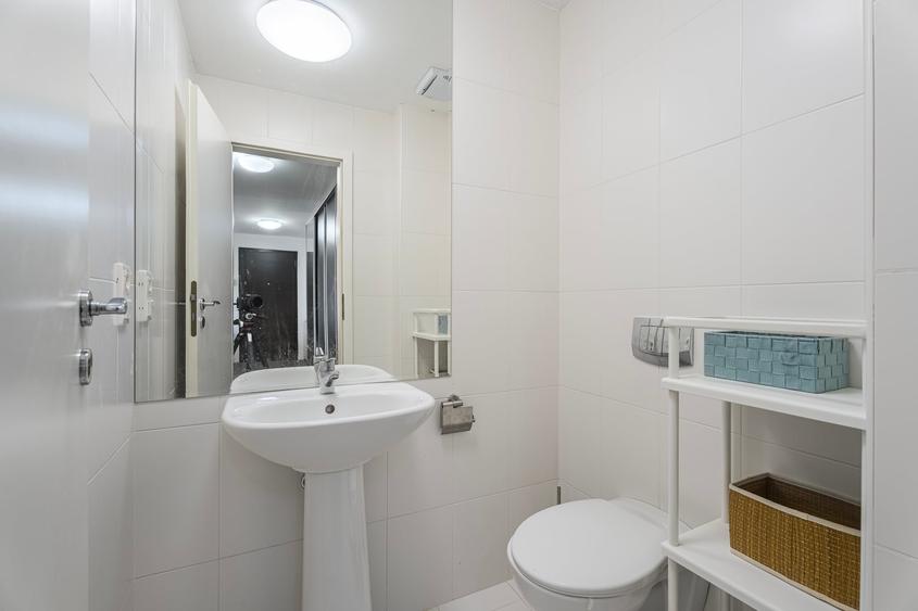 Apartament cu 3 camere semidecomandat în Calea Călărașilor