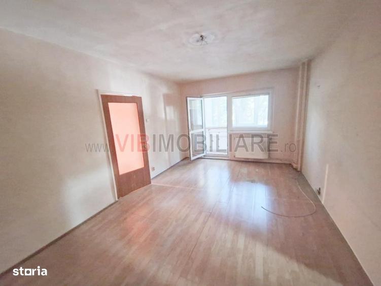 Apartament cu 4 camere semidecomandat în Văcăresti
