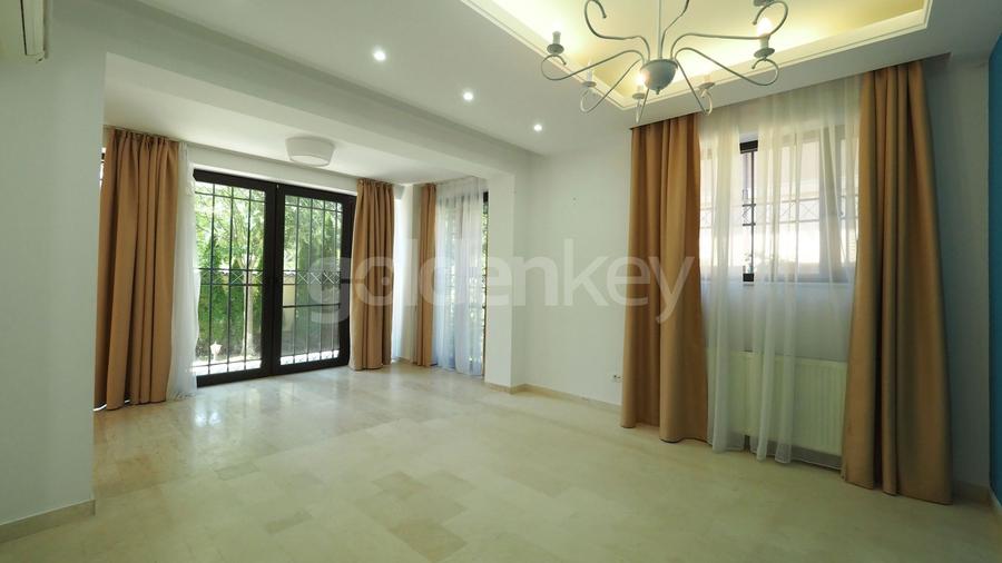 Duplex cu 8 camere cu Canalizare în Iancu Nicolae