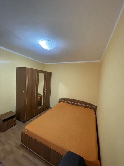 Apartament cu 3 camere semidecomandat în Palazu Mare