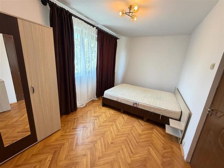 Apartament cu 3 camere semidecomandat în Podu Roș