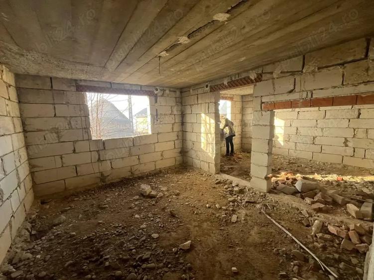 Casă cu 6 camere cu Teren 540 Mp în Săcel