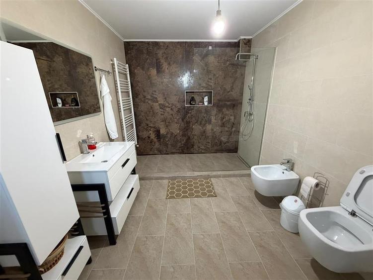 Casă individuală cu 4 camere cu Garaj în Vest