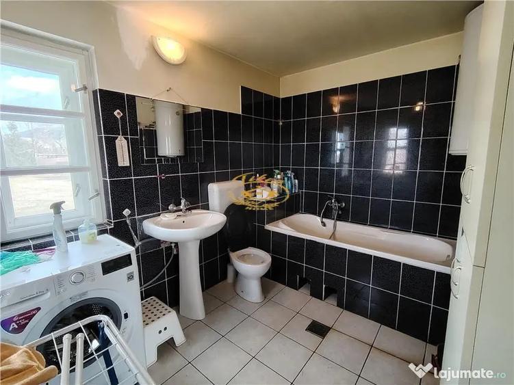 Casă cu 5 camere cu Teren 2000 Mp în Central