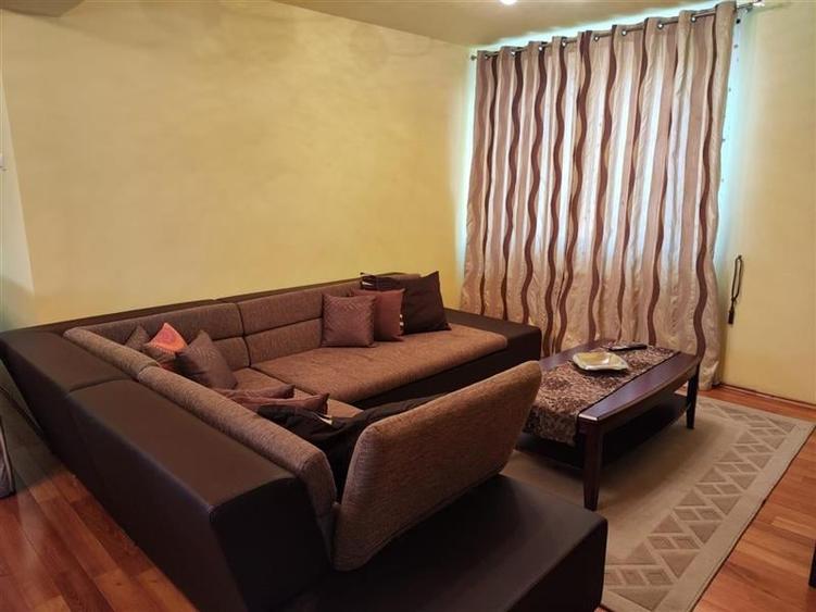 Casă individuală cu 8 camere cu Garaj în Gara Mare