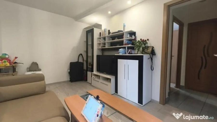 Apartament cu 3 camere semidecomandat în Central