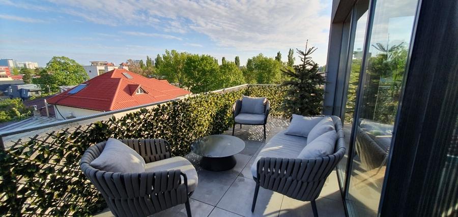 Apartament cu 3 camere, mobilat în Tei