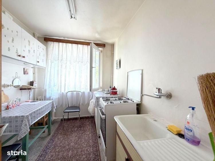 Apartament cu 3 camere semidecomandat în Costin Georgian