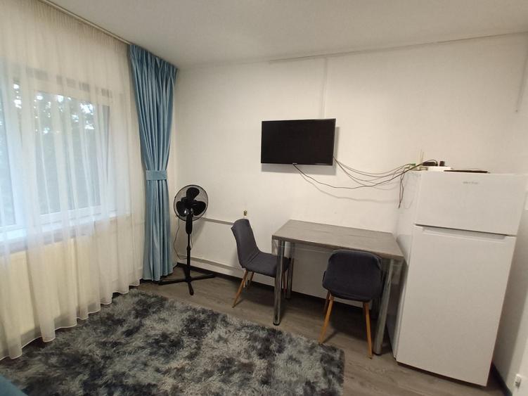 Inchiriez garsoniera,langa podul Decebal,la 3 minute de statia de tramvai,etaj 4. - 2
