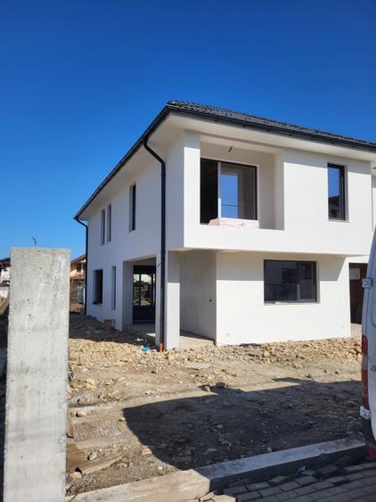 Casă individuală cu 5 camere cu Teren 650 Mp în Central