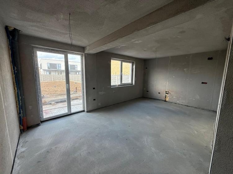Duplex cu 3 camere cu Canalizare în Dumbrăvița