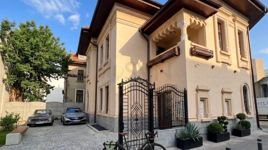 Casă individuală cu 15 camere cu Teren 322 Mp în P-ța Victoriei