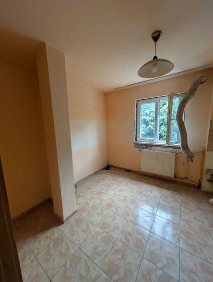 Apartament cu 3 camere semidecomandat în Gorjului